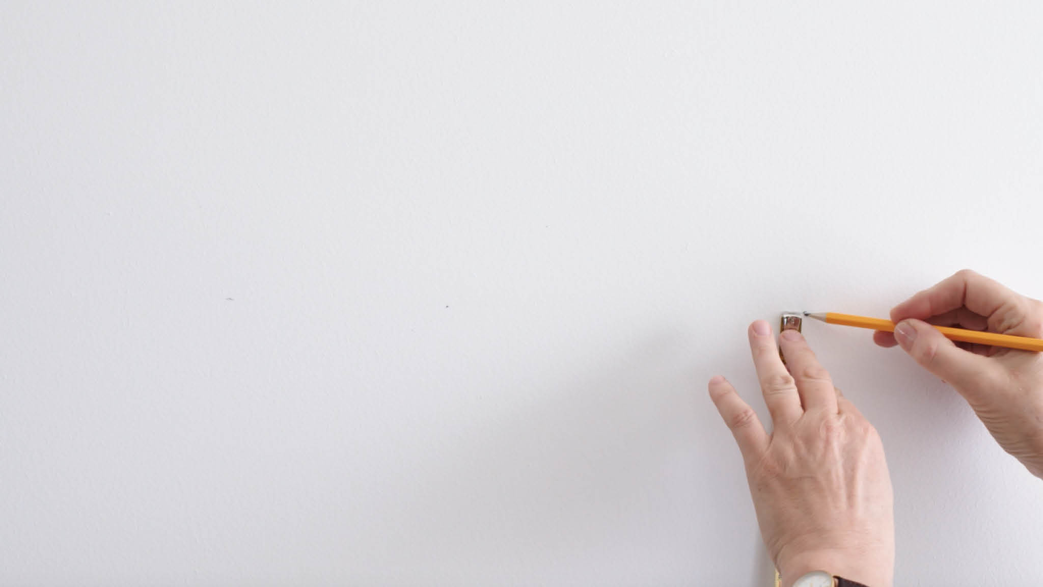 Mäta upp en linje för att skapa en tvåfärgad vägg Markera den punkt där du vill att kulörerna ska mötas på den tvåfärgade väggen