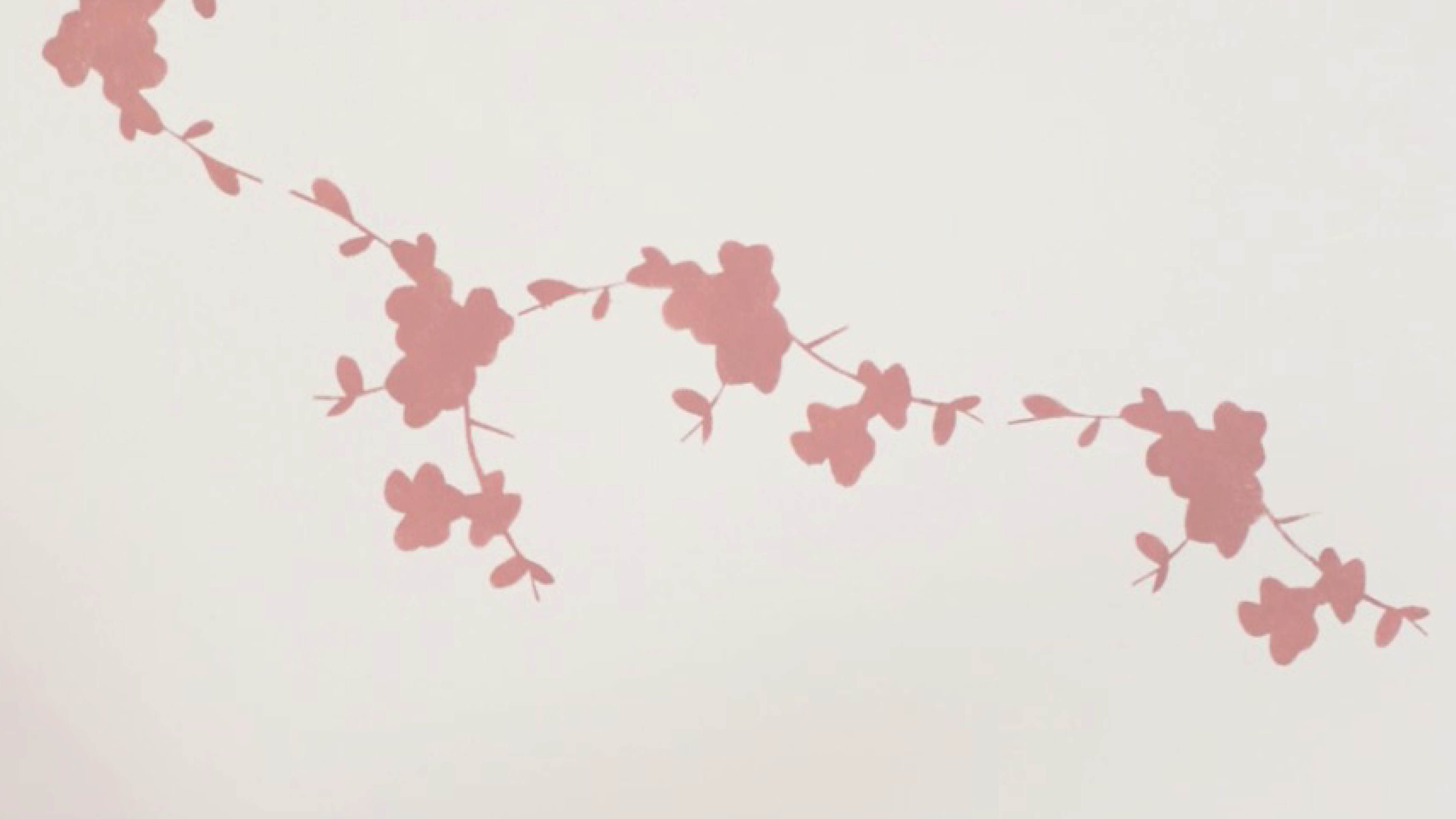 Vägg med rosa schablon Schabloner är ett prisvärt och enkelt sätt att dekorera taket i barnrummet. På detta vis kan du använda en stark accentkulör i färgschemat utan att den blir för dominerande i rummet.
