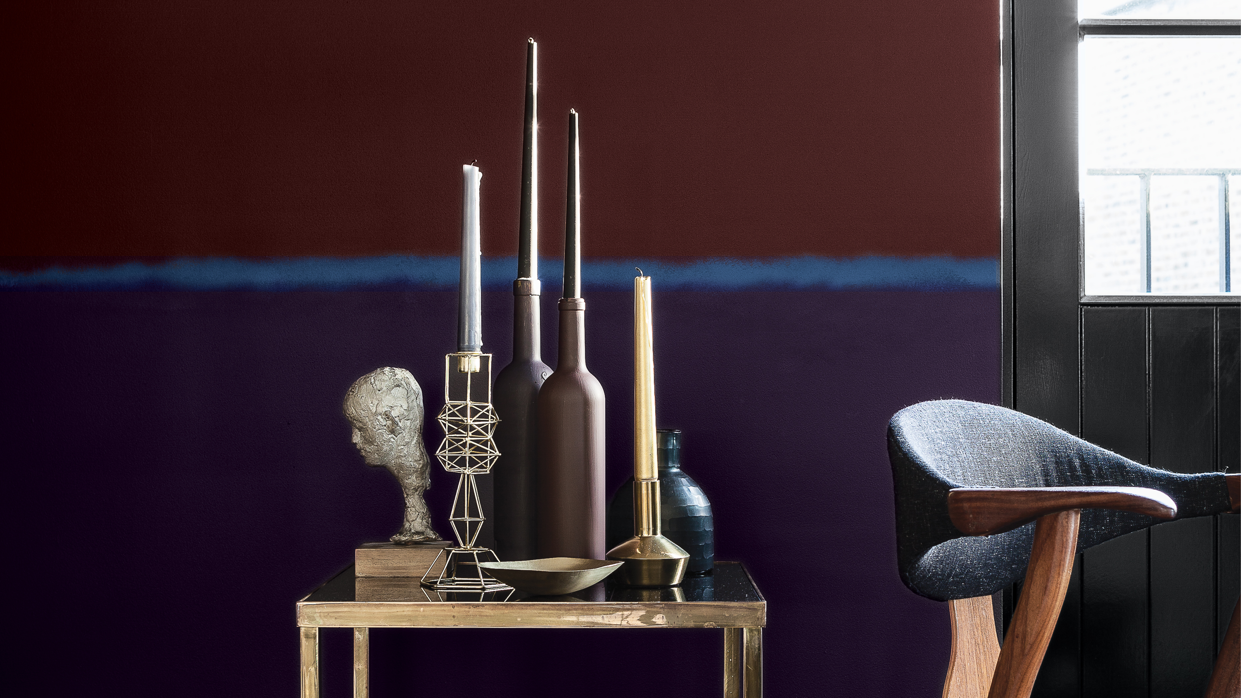 Använd mörkare nyanser för att få ett glamouröst färgschem Vem vill vara som alla andra? Måla med mörka nyanser så kommer hemmet, och du, genast att utstråla en känsla av glamour och mystik.