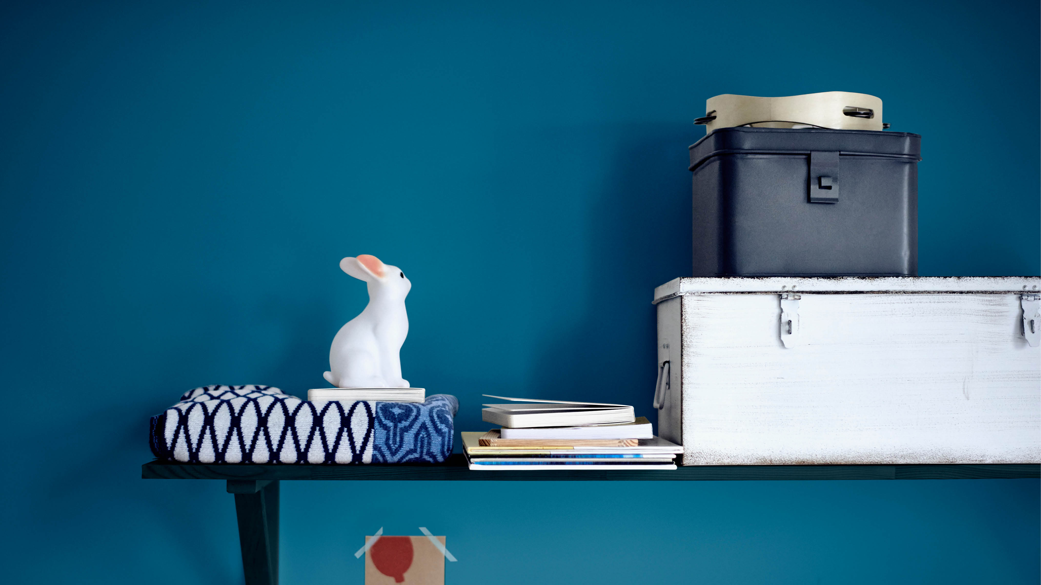 Blått skåp Glimtar av kulör på oväntade platser som inuti skåp eller hyllor är det perfekta sättet att ge barnrummet en elegant twist utan en designerbudget.