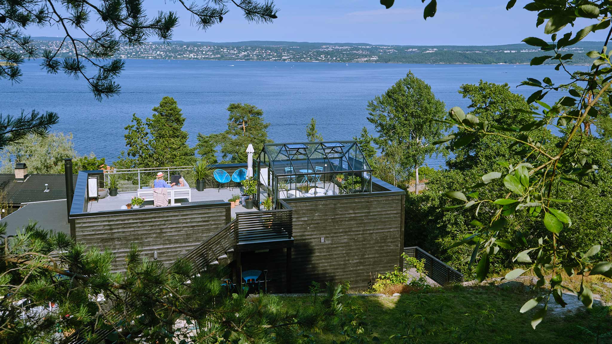Ljus grå takterrass och brun-svart färg på strandhuset @aimforhappiness Ljus grå takterrass och brun-svart färg på strandhuset @aimforhappiness