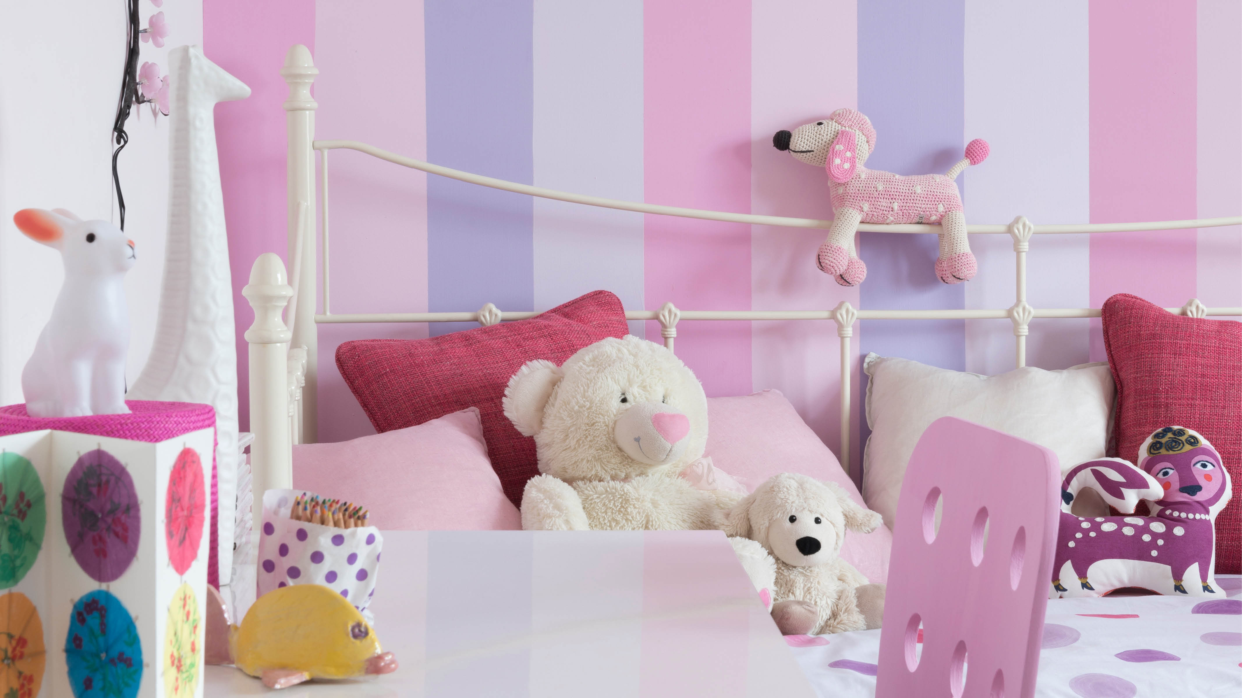 Barnrum med starkrosa ränder Starka rosa och lila nyanser är varma och passionerade. De blir effektfulla när de kombineras med svala neutrala kulörer i ränder.