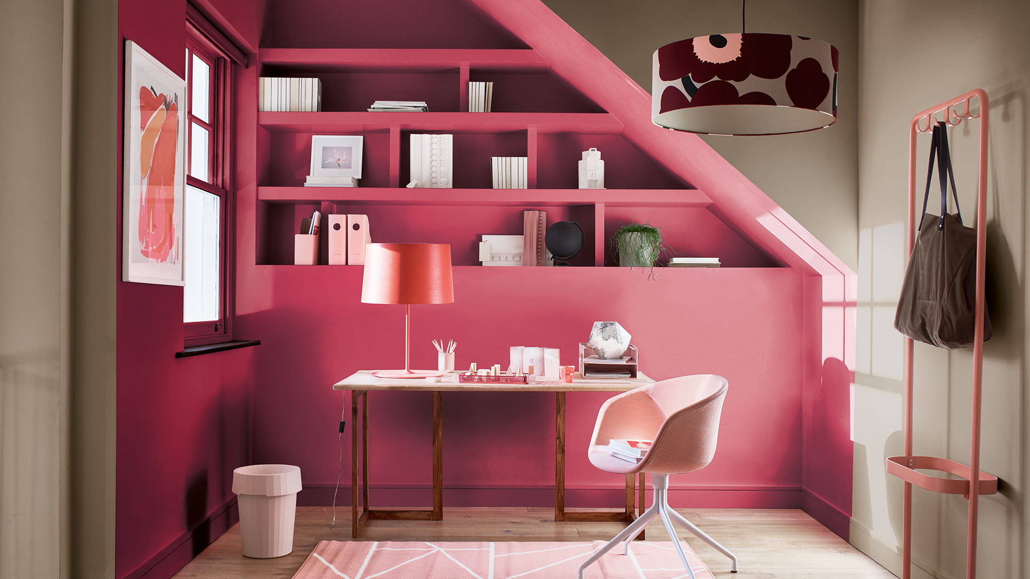 Ljusrosa studie inramade med kontrasterande väggar målade i en neutral nyans Dulux_CF21_Color_of_2021_Expressive_colors_global_4