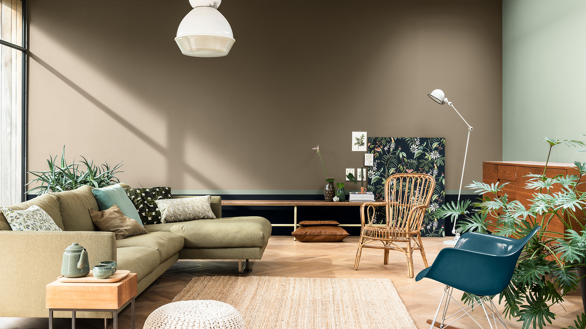 Vardagsrum målade i brunt och grönt med grön soffa och botaniska tryck Dulux_CF21_Colour_of_the_year_Earth_colors_global_2