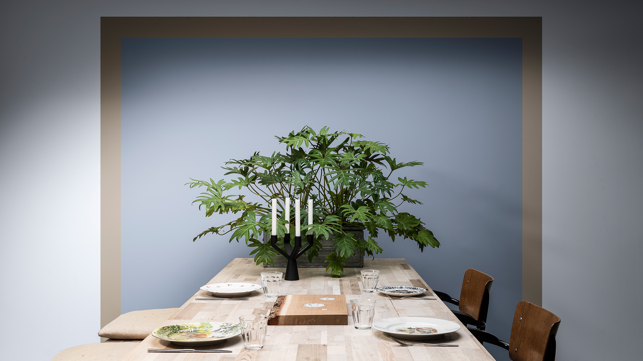 Matsalen målad med en blå fyrkant inramad med brun, plus bord och växt Dulux_CF21_Colour_of_the_year_Earth_colors_global_3