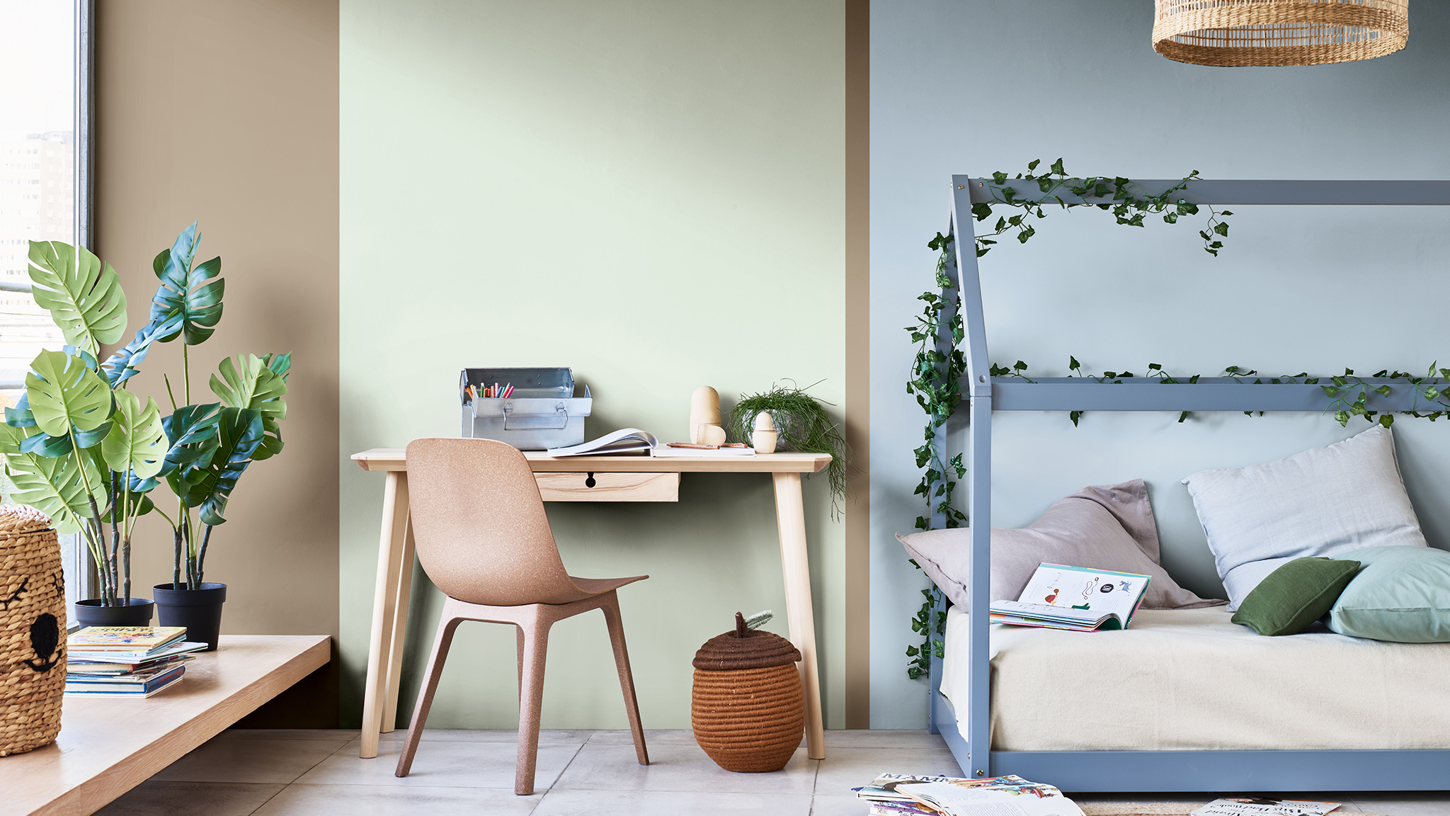 Barns studie målade med vertikala ränder i olika nyanser av blått, grönt och brunt Dulux_CF21_Colour_of_the_year_Earth_colors_global_4