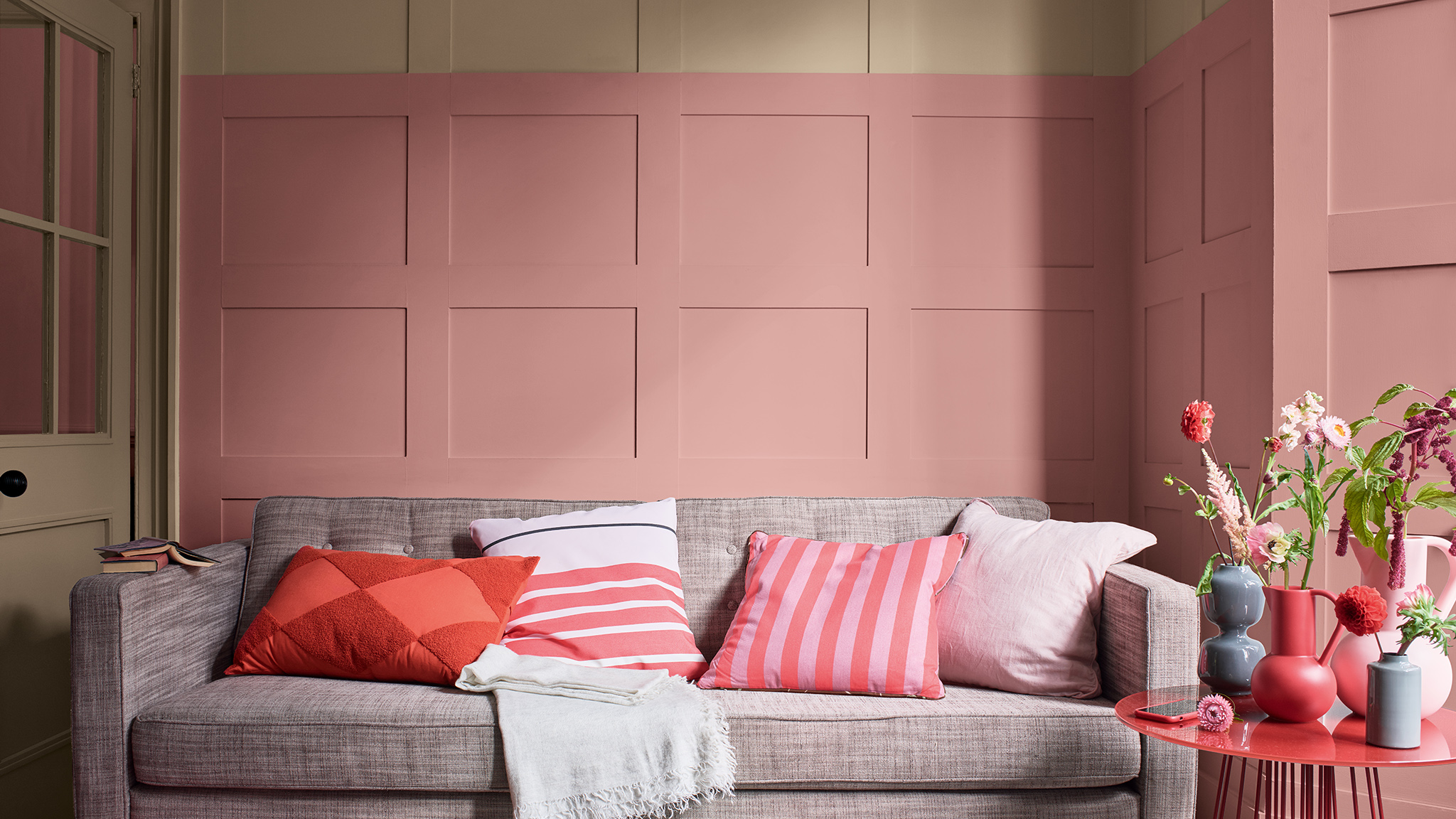 Vardagsrum med panelerad pastellrosa och modig markvägg Dulux_CF21_Color_of_2021_Expressive_colors_global_2