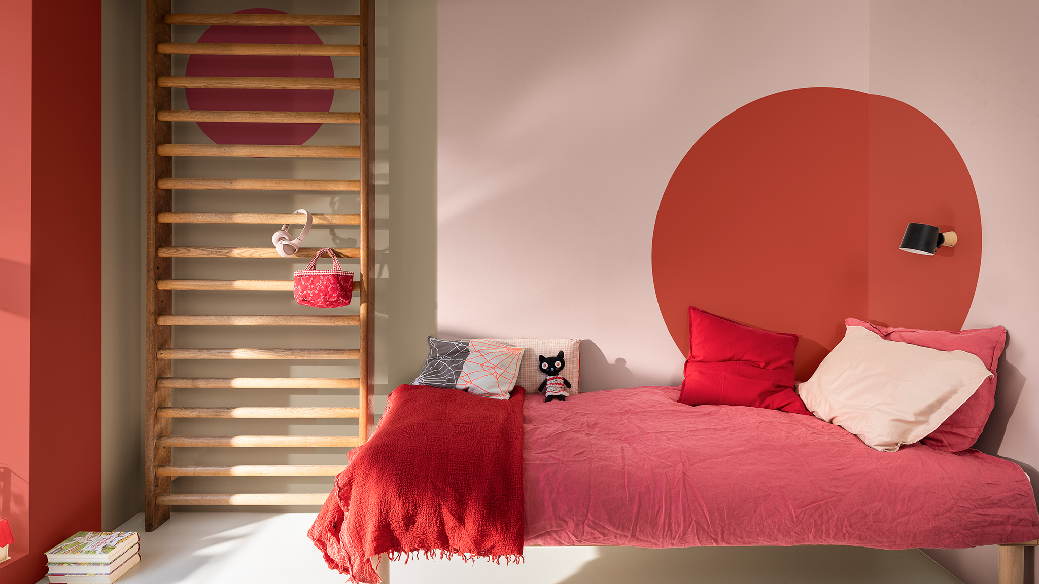 Röda cirklar på pastellrosa väggar med neutrala accenter Dulux_CF21_Colour_of_the_year_Expressive_colors_global_1