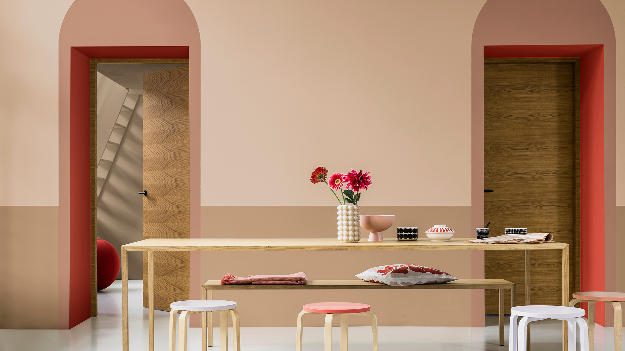 Vardagsrum med panelerad pastellrosa och modig markvägg Dulux_CF21_Color_of_2021_Expressive_colors_global_2
